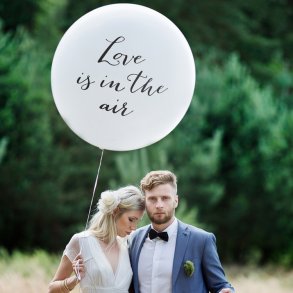 'Love Is In The Air'  1 M. /Sort Tekst